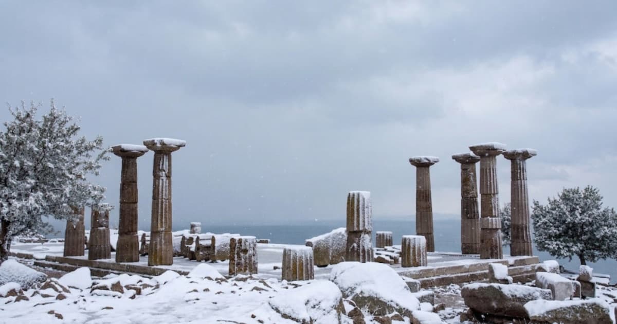 Assos'u Kışın Keşfetmek: Sessizliğin, Şömine Ateşinin ve Antik Kalıntıların Büyülü Rehberi