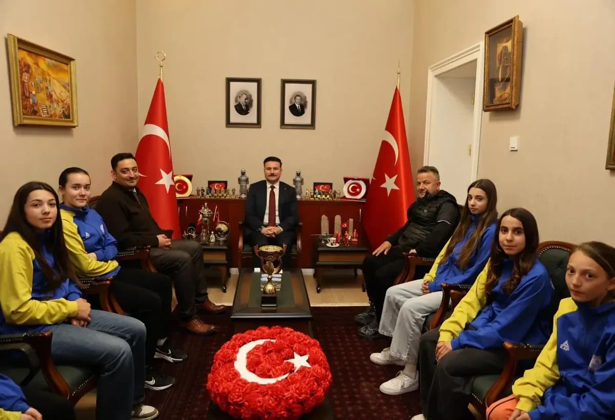 Çanakkale Şampiyonu Gökçeada Kız Futsal Takımı Kaymakamlıkta
