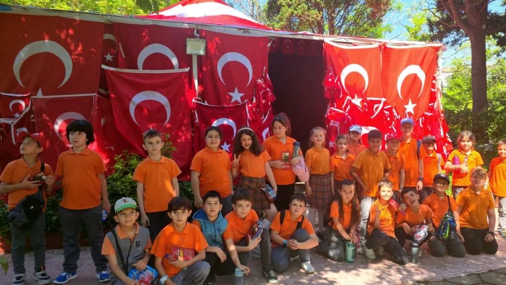Gelibolu'da Öğrenciler Tarihi Mirasla Buluştu: 75. Yıl Cumhuriyet İlkokulu Gezisi