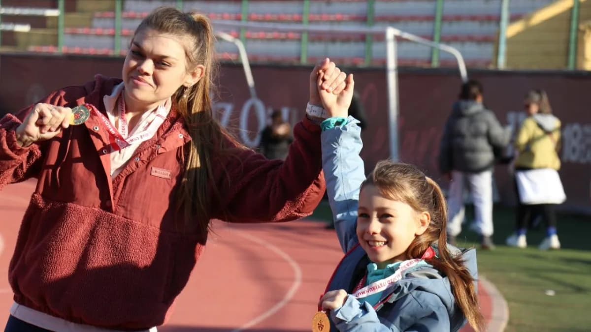 Çanakkale 18 Mart Stadyumu’nda Anne-Kız El Ele: Anlamlı Atletizm Yarışları