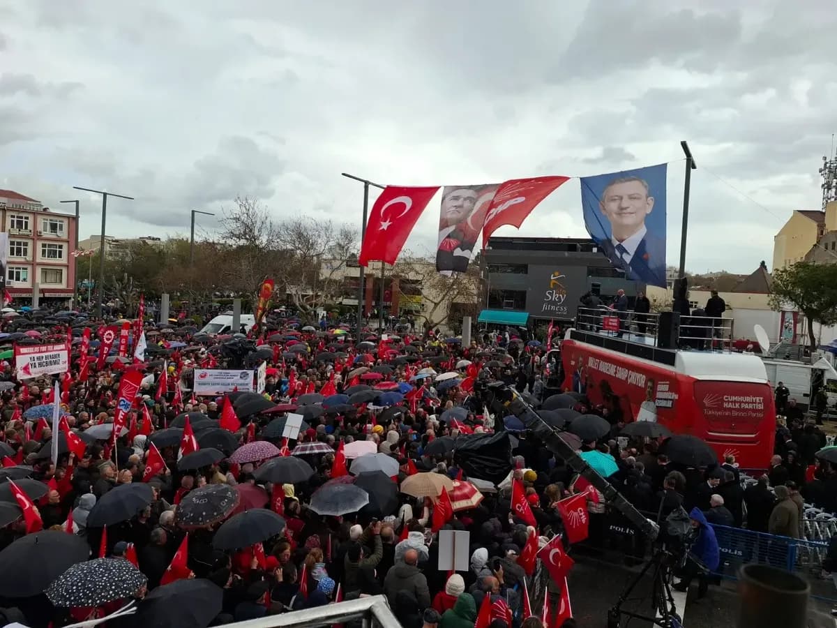 Çanakkale Cumhuriyet Meydanı'nda Hareketli Saatler: Özgür Özel Bekleniyor