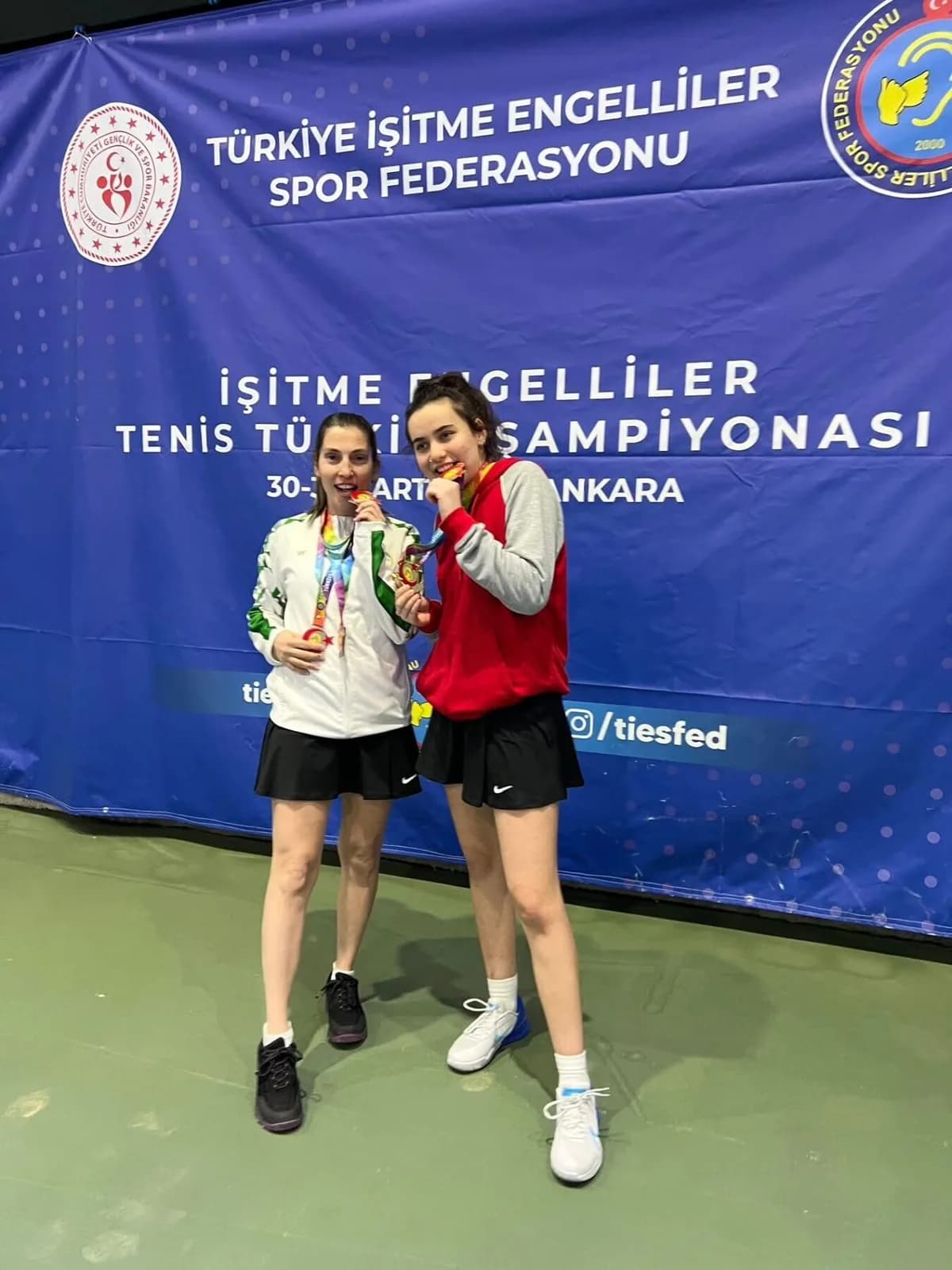 Çanakkale'nin Gururu: Naz Albayrak'tan Tenis Türkiye Şampiyonası'nda 3 Altın Madalya!