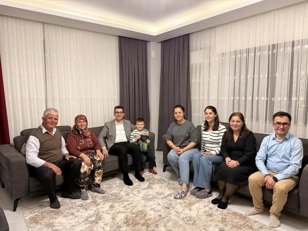 Ezine Kaymakamı Kaptanoğlu'ndan Şehit Yahya Ergin'in Ailesine İftar Ziyareti