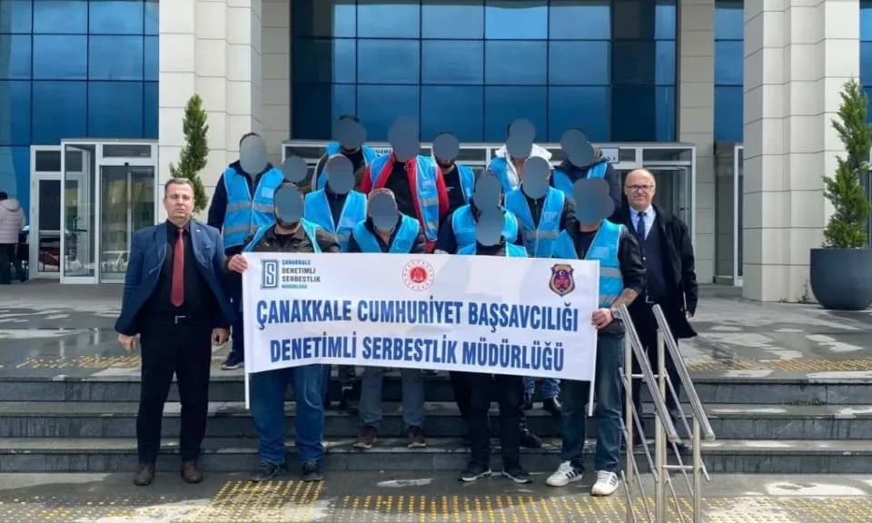 Yükümlülerden "Daha Temiz Bir Çanakkale" İçin Örnek Mesai: Adalet Sarayı Çevresi Temizlendi