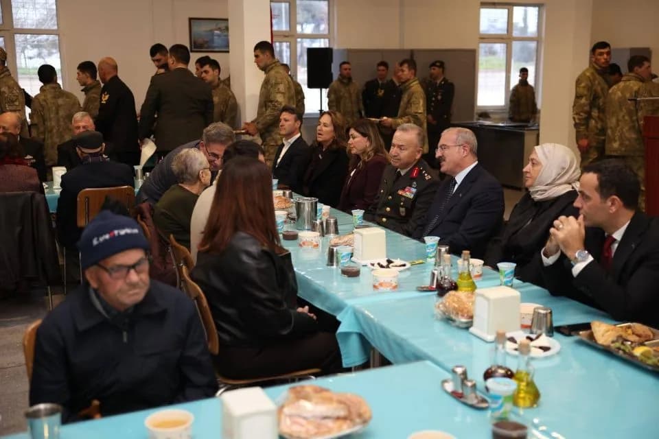 Gelibolu'da Gönül Sofrası: Şehit Özcan Akbal Kışlası'nda Anlamlı İftar