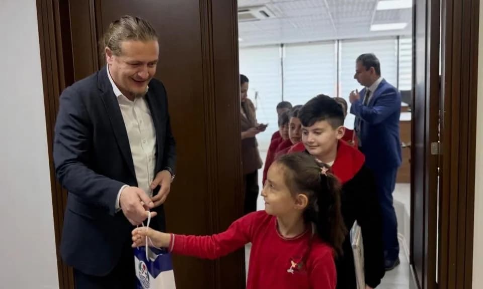 Lapseki’de Geleceğin Başkanları Görev Başında: 25 Eylül İlkokulu Belediye Ziyareti