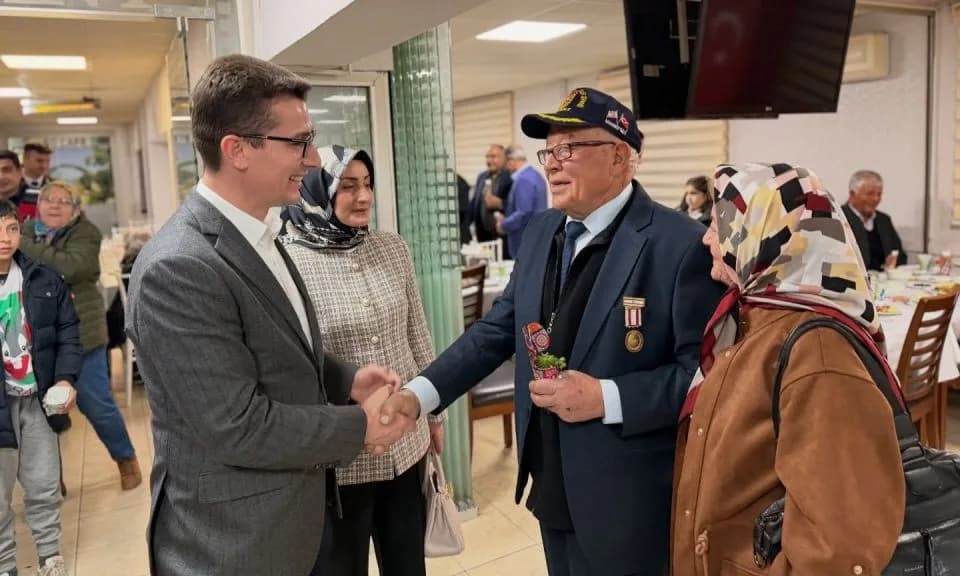 Ezine'de Vefa Sofrası: Şehit Aileleri ve Gaziler Onuruna İftar Buluşması