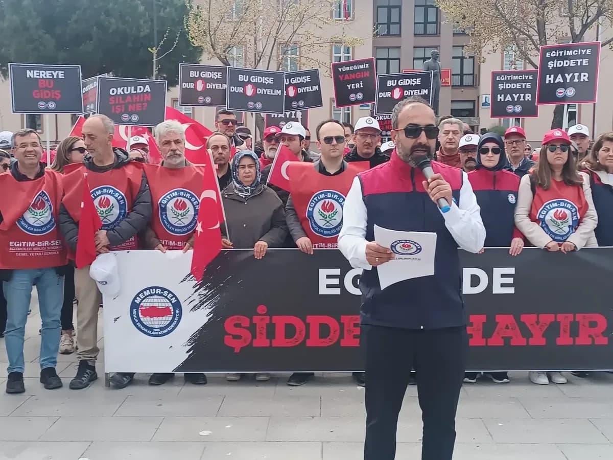 Çanakkale'de Eğitimciler Truva Atı Önünde İş Bıraktı: "Öğretmene Şiddet, Toplumun Çöküşüdür!"