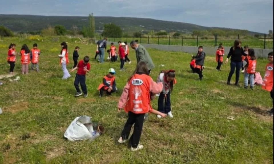 Gökçeada'da Cumhuriyet İlkokulu Öğrencileri Meşe Palamutlarını Toprakla Buluşturdu