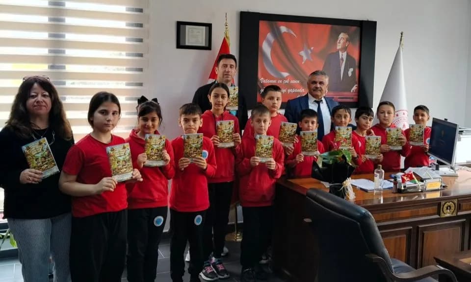 Lapsekili Minik Yazarların "Düşler Ülkesi Yolcuları" Kitabı Çanakkale'de Raflarda