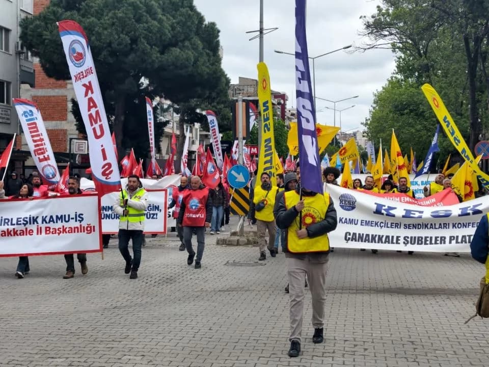 Çanakkale'de 1 Mayıs Coşkusu: Emekçiler Hak ve Adalet İçin Cumhuriyet Meydanı'nda Tek Yürek!
