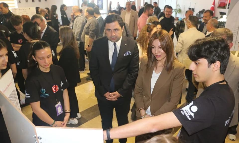Biga İÇDAŞ Fen Lisesi'nde TÜBİTAK 4006 Bilim Fuarı Açıldı