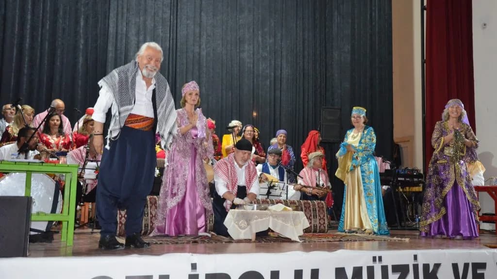 Gelibolu'da Sıra Gecesi Müzik Şöleni Anadolu Ezgileriyle Coştu