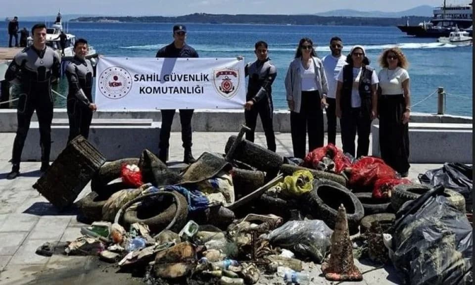 Eceabat'ta Deniz Dibinden Sandık Bile Çıktı: Çevre Temizliği Etkinliği