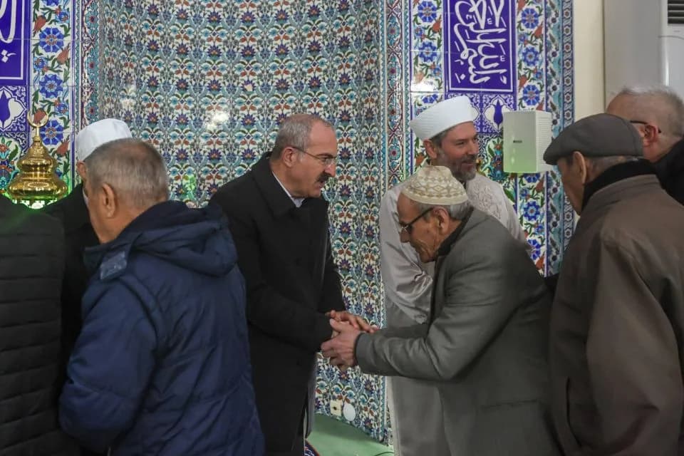 Çanakkale'de Bayram Coşkusu: Vali Ömer Toraman Şehitler Camii'nde Vatandaşlarla Buluştu