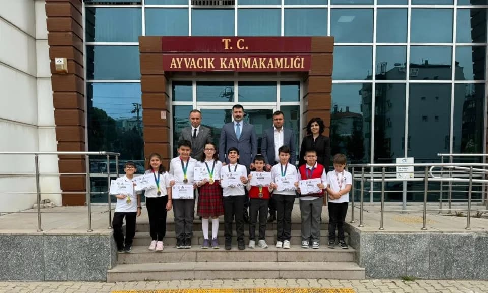 Ayvacık'ın Gurur Günü: Şampiyon Öğrenciler Kaymakam Karali'nin Konuğu Oldu!