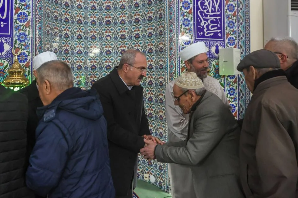 Çanakkale'de Bayram Coşkusu: Vali Ömer Toraman Şehitler Camii'nde Vatandaşlarla Buluştu