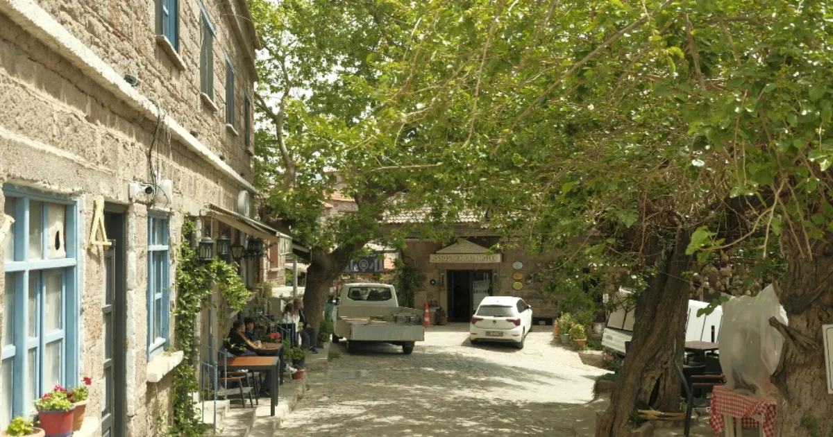 Assos Konaklama Rehberi: Tarihin ve Doğanın Kalbinde Nerede Kalınır?