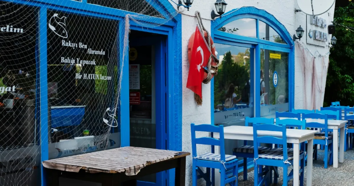 Assos Gastronomi Rehberi: Kuzey Ege'nin Tarih Kokan Sofralarında Unutulmaz Bir Lezzet Yolculuğu