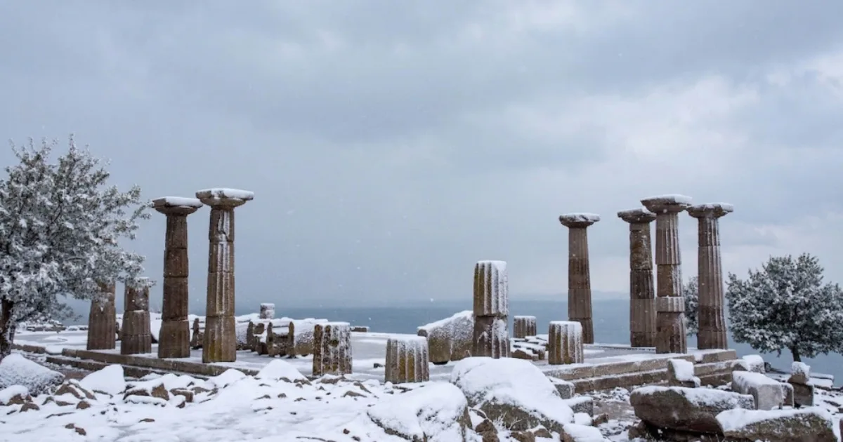 Assos'u Kışın Keşfetmek: Sessizliğin, Şömine Ateşinin ve Antik Kalıntıların Büyülü Rehberi