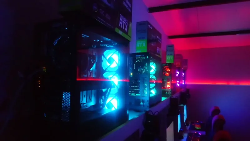 kardeşler internet cafe