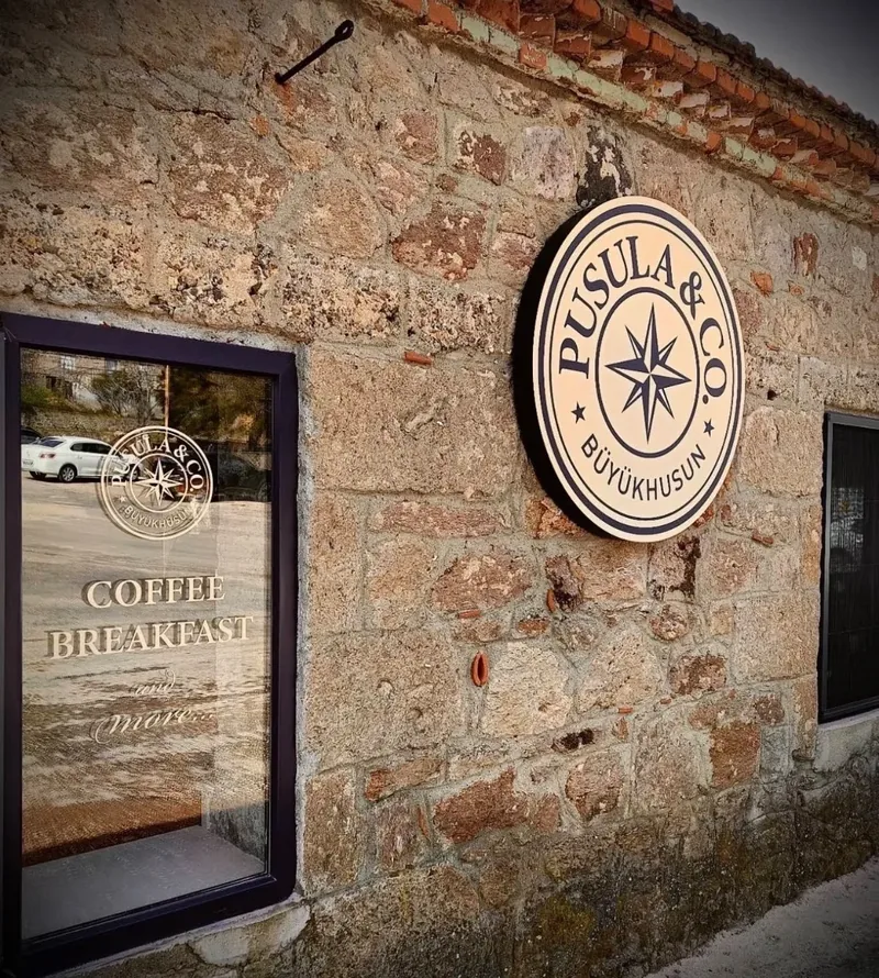 Pusula & Co. Büyükhusun: Assos'un Kalbinde Huzur ve Lezzet Durağı