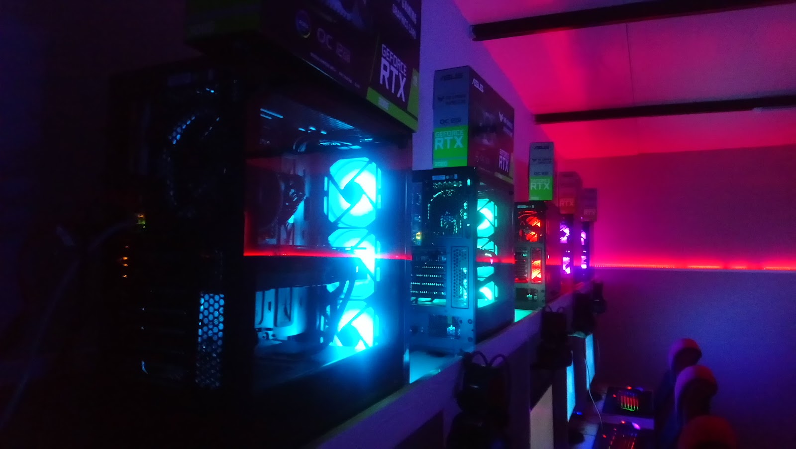 kardeşler internet cafe