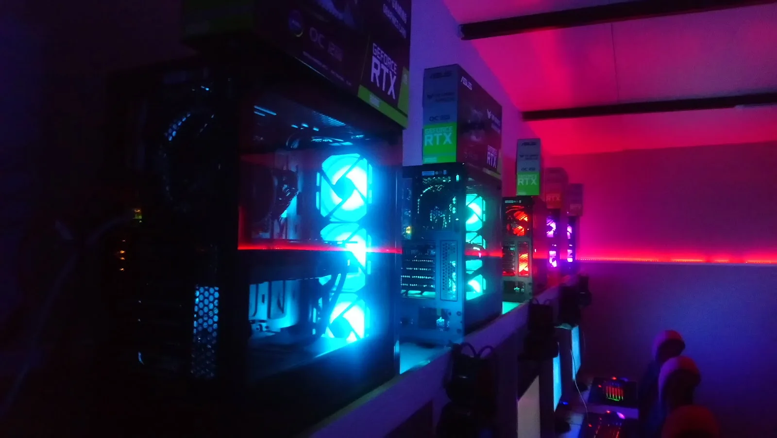 kardeşler internet cafe