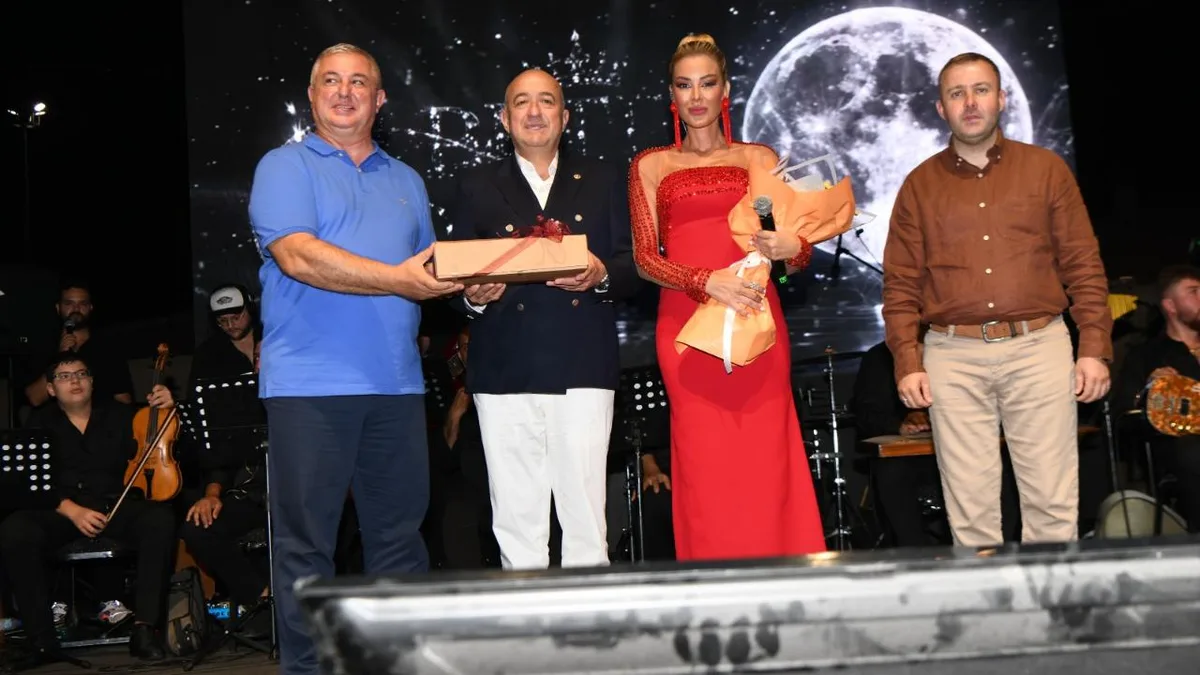 Geyikli’de 30 Ağustos coşkusu: Petek Dinçöz konseriyle Zafer Bayramı kutlandı