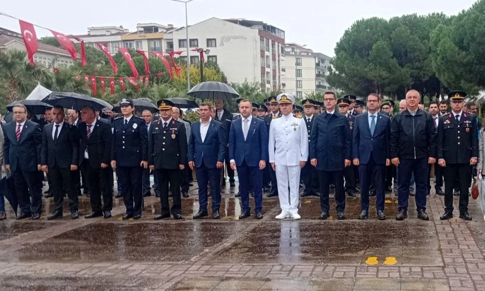 Rıdvan Uz, Ezine’de şehitleri andı, esnafı dinledi