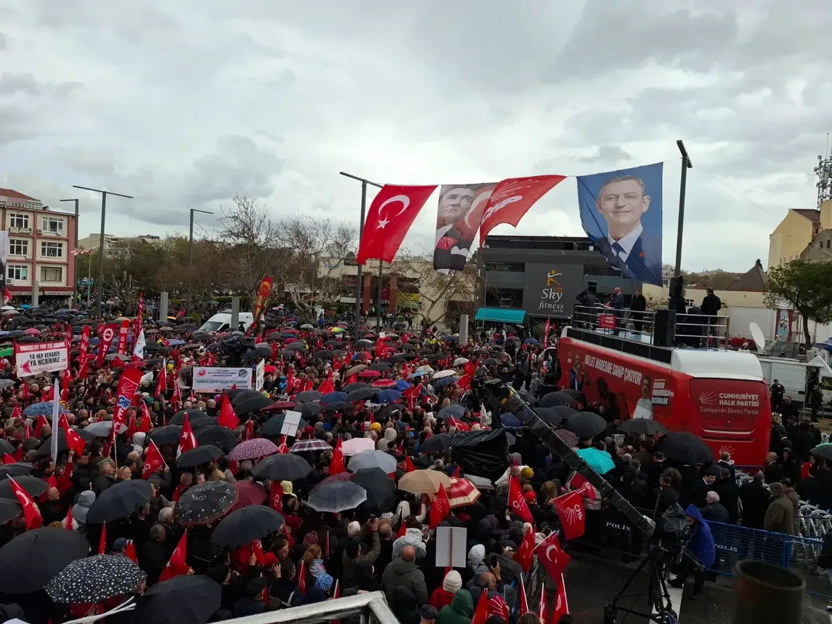 Çanakkale Cumhuriyet Meydanı'nda Hareketli Saatler: Özgür Özel Bekleniyor