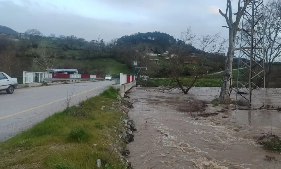 Biga'da Akkayrak Köprüsü Taşkın Riski Nedeniyle Trafiğe Kapatıldı