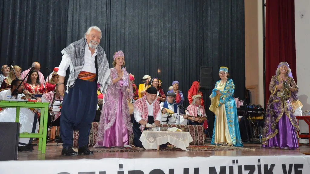 Gelibolu'da Sıra Gecesi Müzik Şöleni Anadolu Ezgileriyle Coştu
