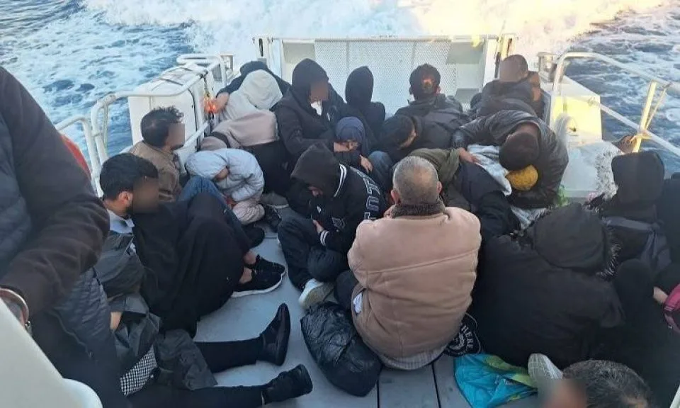 Ayvacık'ta Mobil Radarla Tespit Edilen 31 Kaçak Göçmen Sahil Güvenlikçe Yakalandı