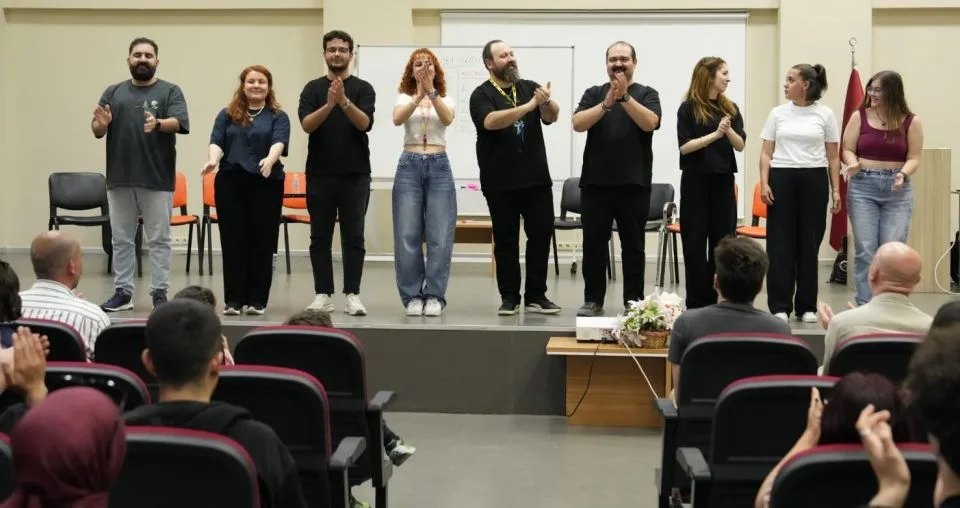 ÇOMÜ'de "Taş Kağıt Makas" Tiyatro Gösterisi Büyük İlgi Gördü