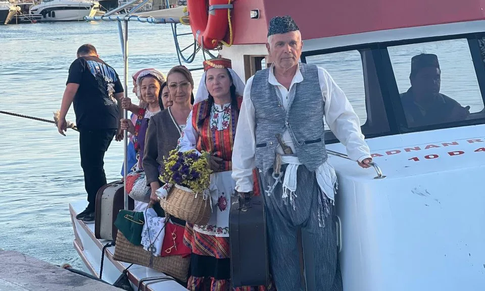 Ayvacık'ta 'Göçün İzinde Kadın Defilesi' Mübadele Anıtı'nda Yapıldı