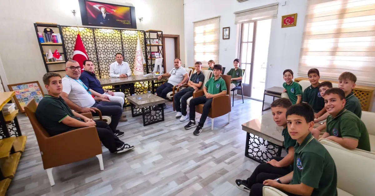 Gelibolu 100. Yıl Barış Ortaokulu Şampiyonları İlçe Milli Eğitim Müdürü Aydın'ı Ziyaret Etti