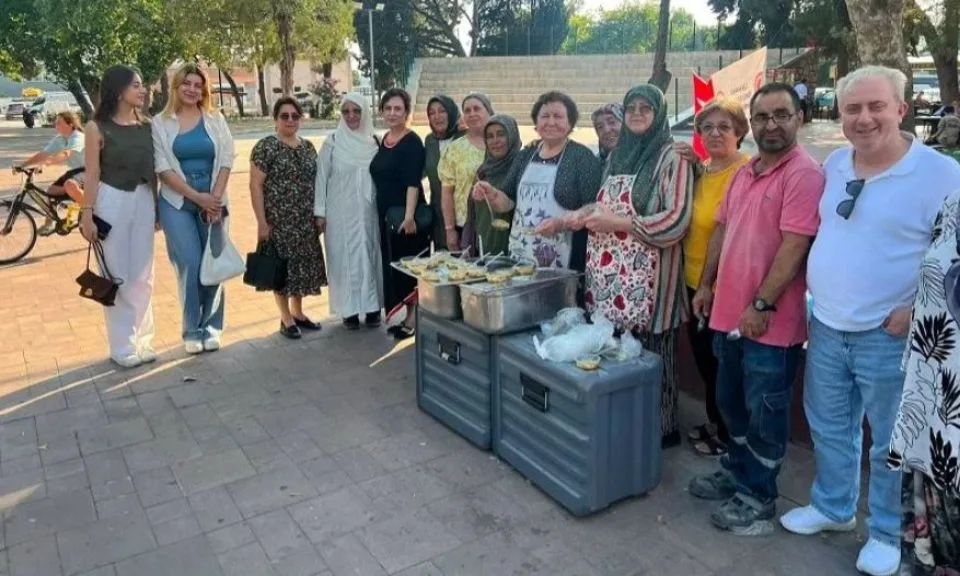 Çanakkale Kepez Meydanı'nda Şehit Ailelerinden 700 Kişilik Aşure İkramı