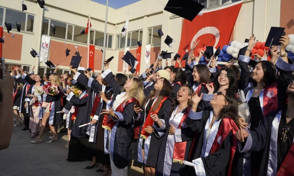 ÇOMÜ Lapseki MYO'da 24. Dönem Mezunları Kep Attı, Geleceğe Adım Attı