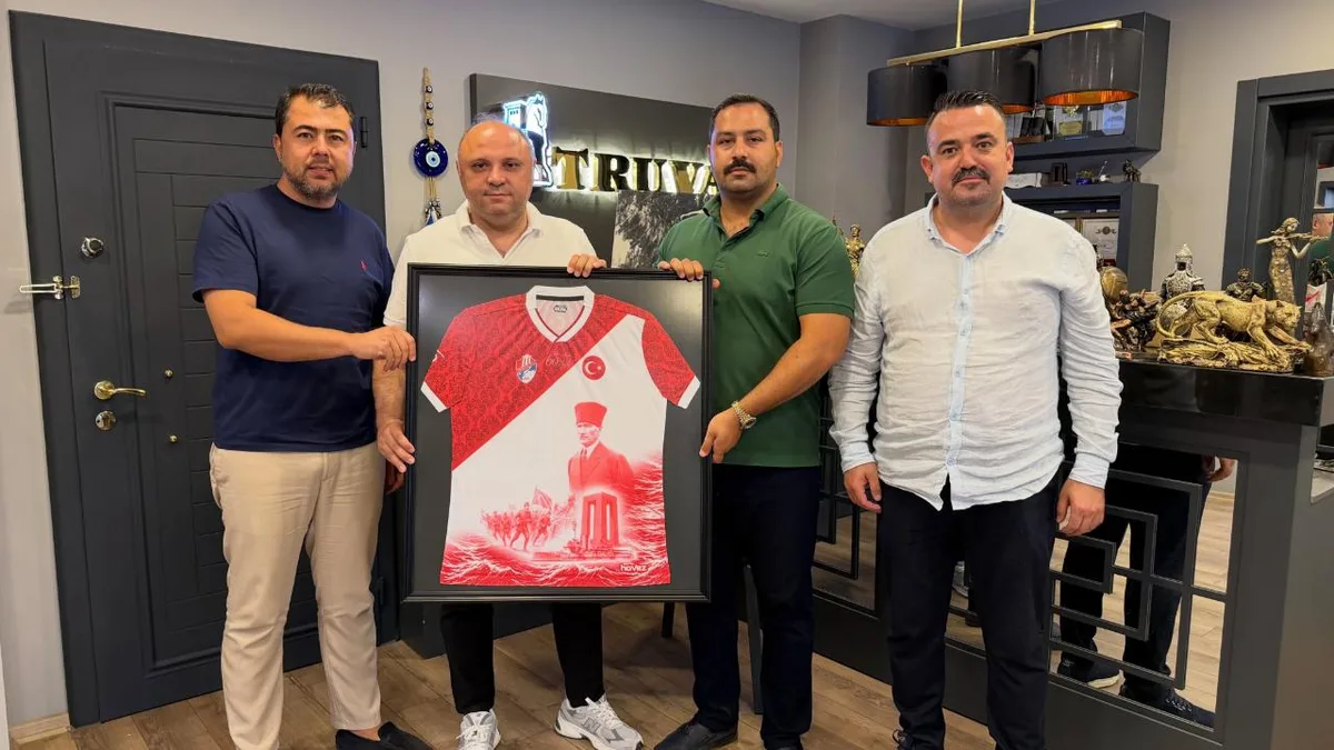 Çanakkalespor'un 60. Yıl Forması Turgay Kılıç'a Takdim Edildi