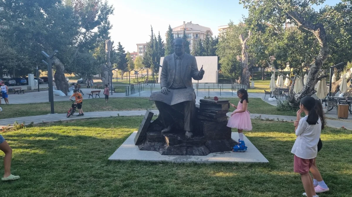 Gelibolu'da Uğur Mumcu Anıtı Açıldı: Sarmaşıklı Mevkii Parkı Yeni Kimliğine Kavuştu