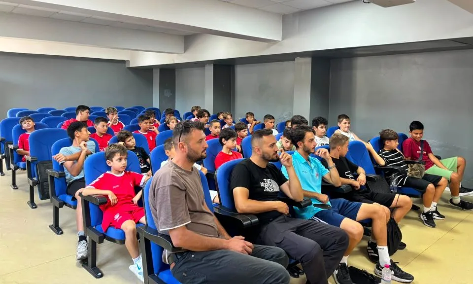 Çanakkalespor’da genç futbolculara saha dışı eğitim!
